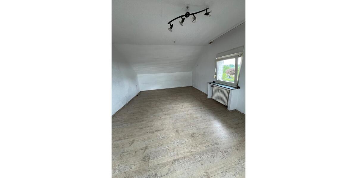 Helle 2-Zimmer-Dachgeschosswohnung in Solingen-Höhscheid zimmer