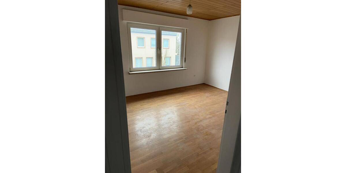 Wohnung ca 98 qm ab 01.04.26, saniert mit EBK, 1OG Zentralle Lage 5 zimmer