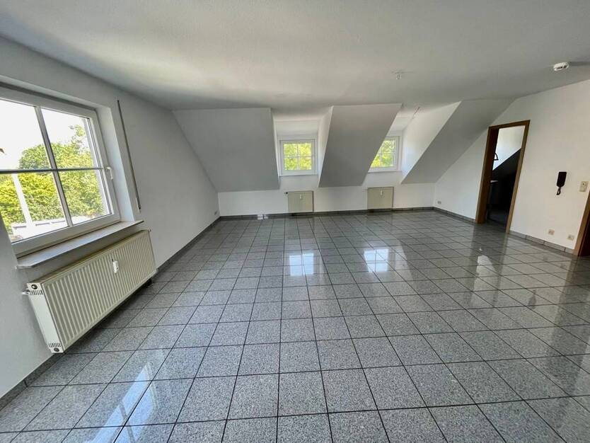 Helle DachWohnung mit Balkon EBK und PKW-Stellplatz!