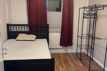 Voll möbliertes Zimmer in einer Dreizimmerwohnung verfügbar zimmer