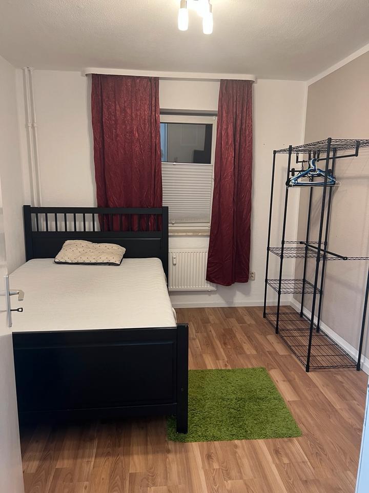 Voll möbliertes Zimmer in einer Dreizimmerwohnung verfügbar zimmer