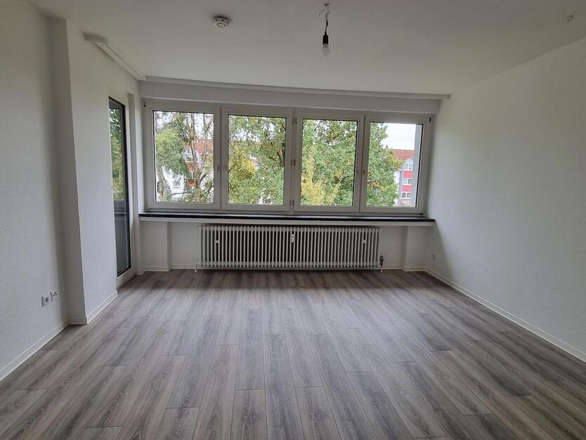 Frisch renovierte 2-Zimmer-Wohnung mit schönem Balkon zu vermieten zimmer