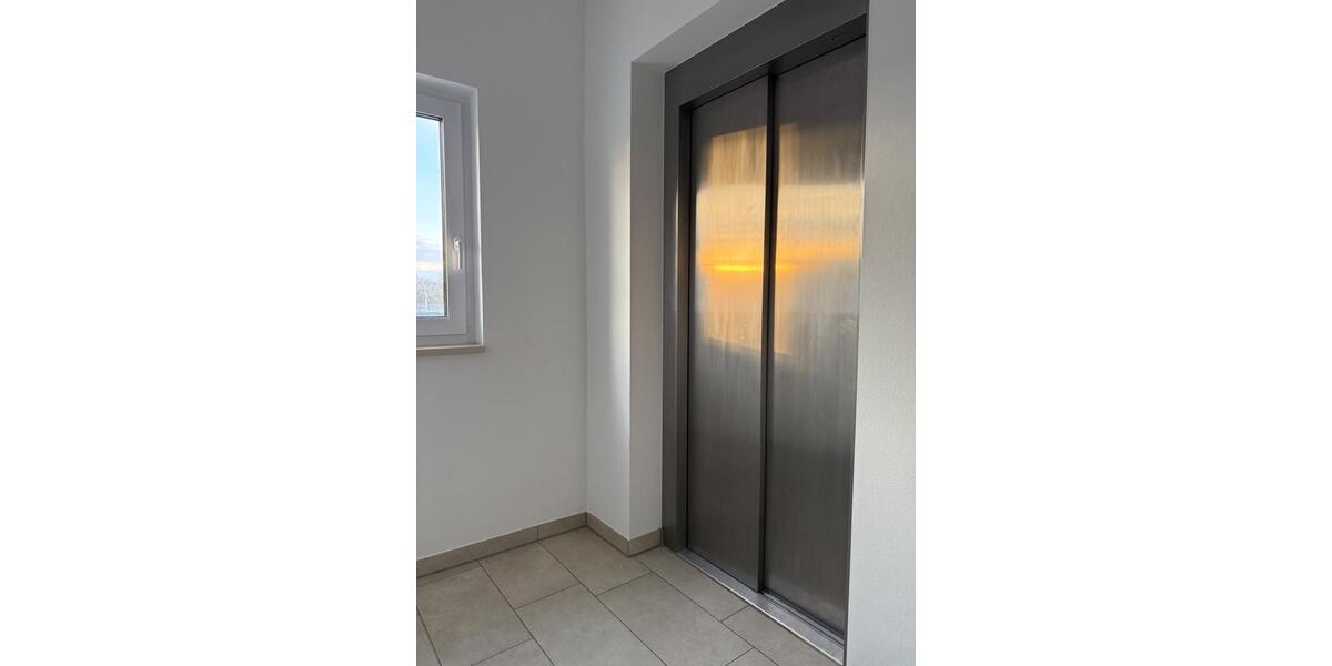 Dachgeschoßwohnung Straubing - 2 Zimmer, 92 m&sup2;, 1.100&euro; | Angebot:24748856