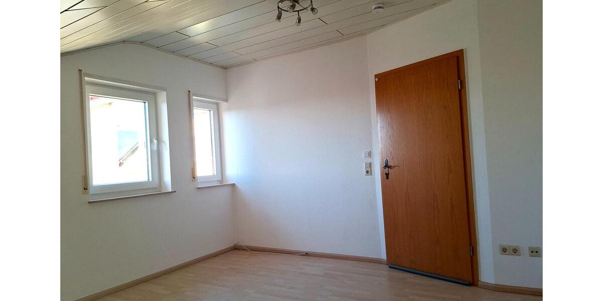 Dachgeschoßwohnung Sinsheim - 3 Zimmer, 77 m&sup2;, 720&euro; | Angebot:26166083