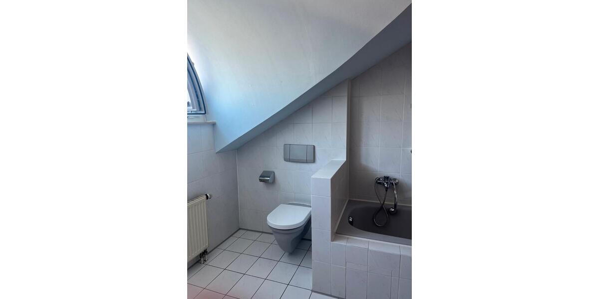 Dachgeschoßwohnung Fellbach Oeffingen - 4 Zimmer, 90 m&sup2;, 1.300&euro; | Angebot:26130840
