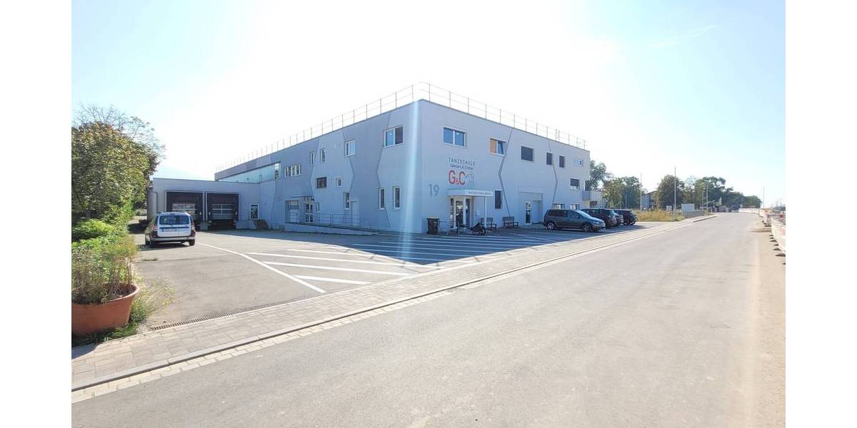 Gewerbehalle_Studio_Werkstatt mit Rolltor und Büro am Bahnhof Müllheim 2 zimmer