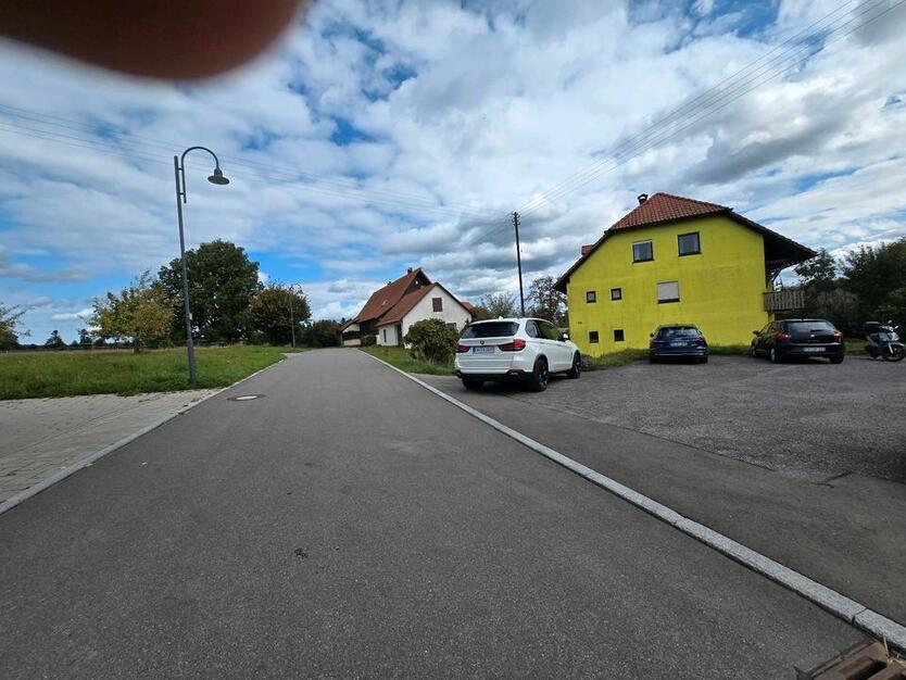 Helle 2-Zimmer-Wohnung mit Terrasse, Einbauküche & Stellplatz