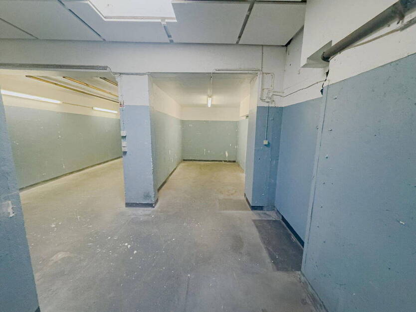 Zentrale geräumige Lagereinheit mit Stellplatz