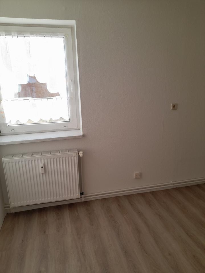 Biete schöne zwei Raum Wohnung