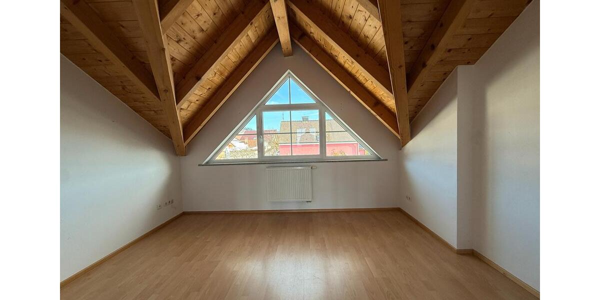 Dachgeschoßwohnung Deggendorf - 3 Zimmer, 95 m&sup2;, 800&euro; | Angebot:24704526