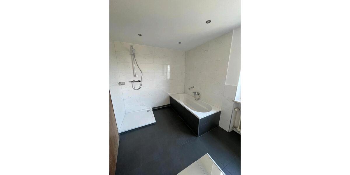 Hochparterre Bruckberg - 5 Zimmer, 120 m&sup2;, 1.200&euro; | Angebot:26444208