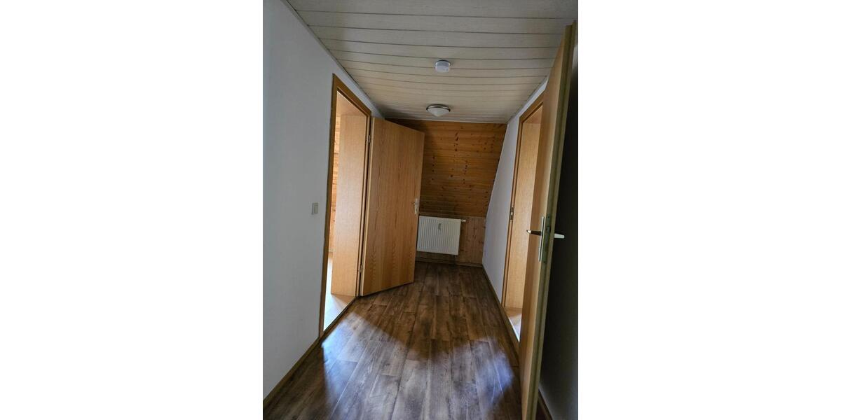 Dachgeschoßwohnung Weißenfels - 2.5 Zimmer, 67 m&sup2;, 400&euro; | Angebot:24766026