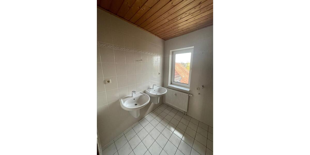 Etagenwohnung Menteroda - 3 Zimmer, 86 m&sup2;, 555&euro; | Angebot:25899239