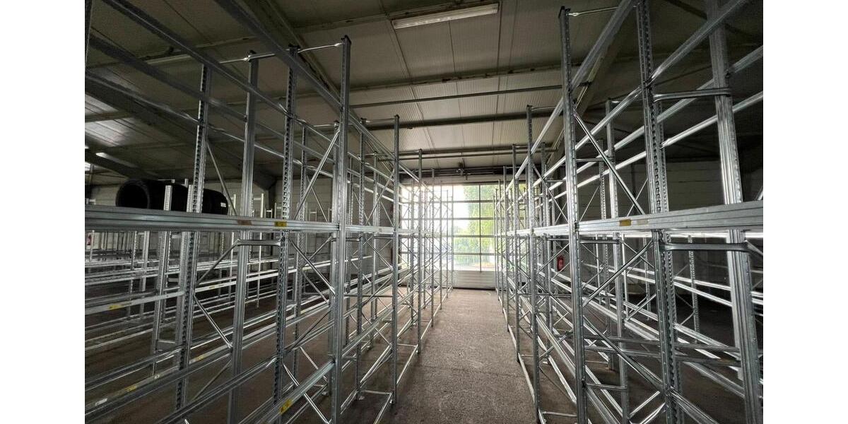 Lagerhalle in Hof mit Zufahrtsrampe und elektrischen Rolltoren – sofort verfügbar zimmer