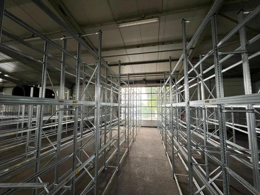 Lagerhalle mit Laderampe und elektrischen Rolltoren – sofort verfügbar zimmer