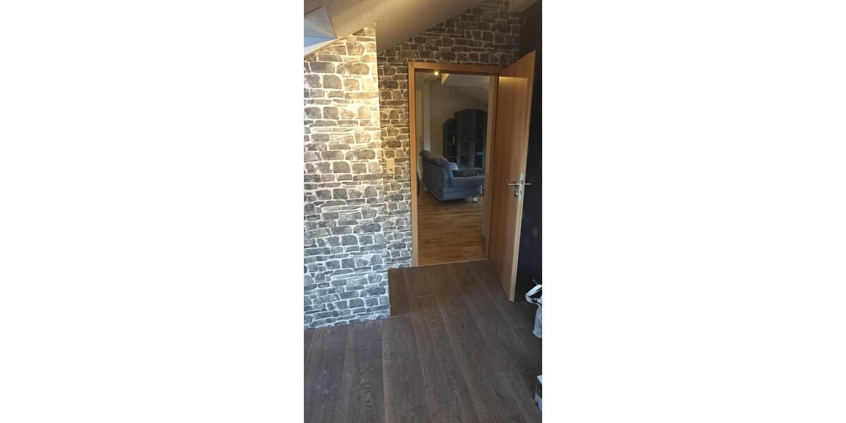 Gemütliche 3-Zimmer-Wohnung im Dachgeschoss mit Loggia. 3 zimmer