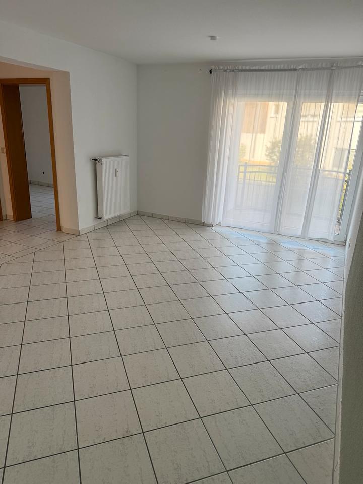 Bezugsfertige, sonnige 3,5-Zi.-Whg. mit Balkon und TG-Stellplatz