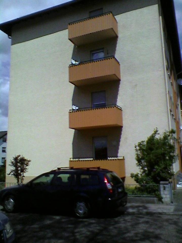 2 12 Zimmer, Balkon und TL-Bad mit Wanne - 2-OG in MFH