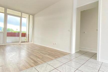 **FRISCH RENOVIERTE 3-Zimmerwohnung MIT BALKON UND HELLEM WOHNZimmer**