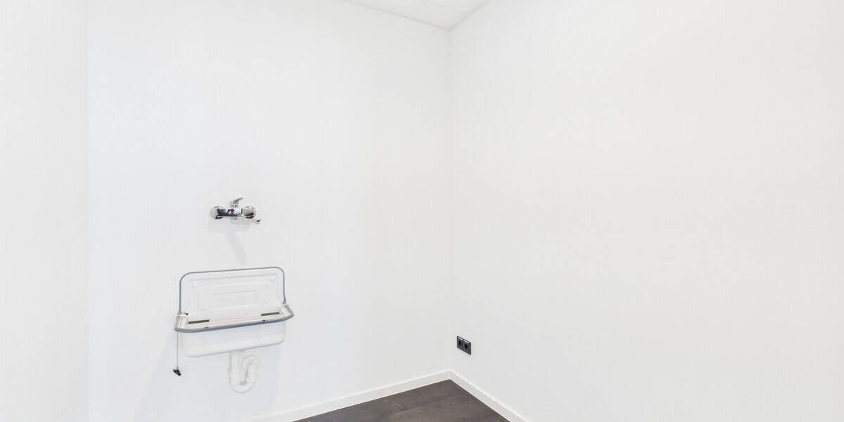 Repräsentatives Büro mit Südbalkon und hochwertiger Ausstattung für Unternehmen zimmer