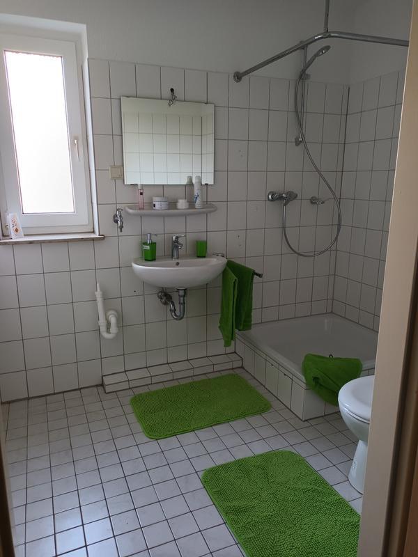 Tolle 2-Zimmer-Wohnung mit großem Wohnzimmer und Tageslicht-Duschbad zimmer