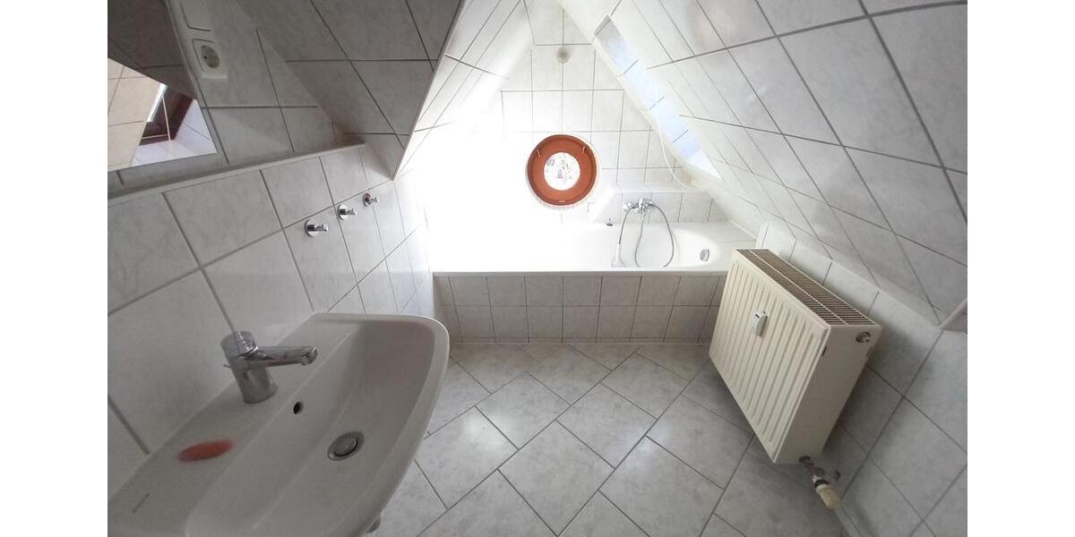 Dachgeschoßwohnung Crimmitschau - 3 Zimmer, 54 m&sup2;, 359&euro; | Angebot:24252542