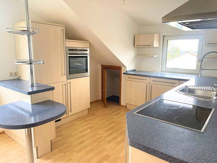 Helle 4-Zimmer-Wohnung im DG mit Balkon, EBK und Kellerraum