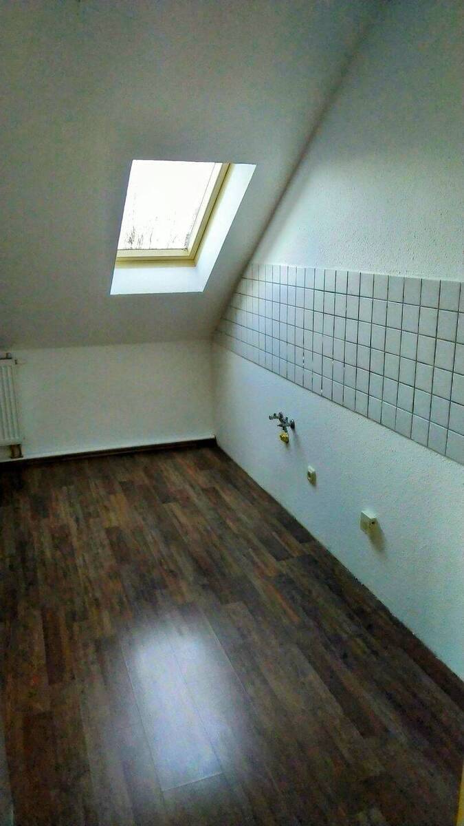 Wunderschöne Dachgeschoßwohnung in einem MFH in Heidenau zu vermieten 3 zimmer
