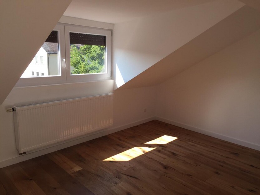 Top 3-Zimmer-DG-Wohnung mit Loggia und KFZ-Stellplatz Nbg-Schweinau