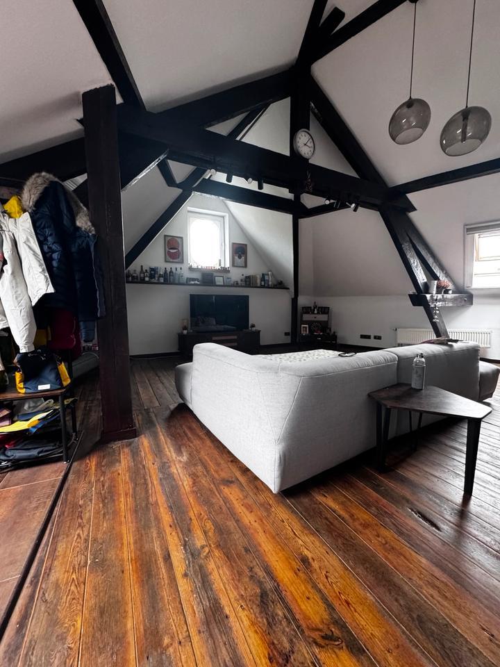 Zwischenmiete: Helle 90m² Dachgeschosswohnung in Top-Lage zimmer