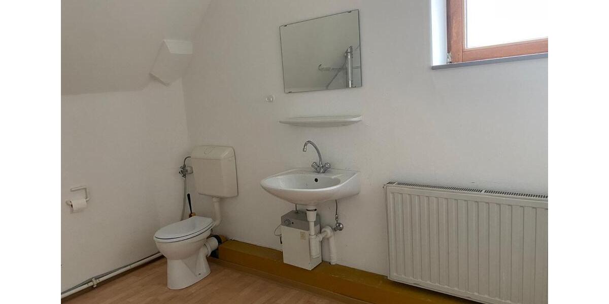 Onlinehandel Lager Hobbyraum mit Büro und Toilette zimmer