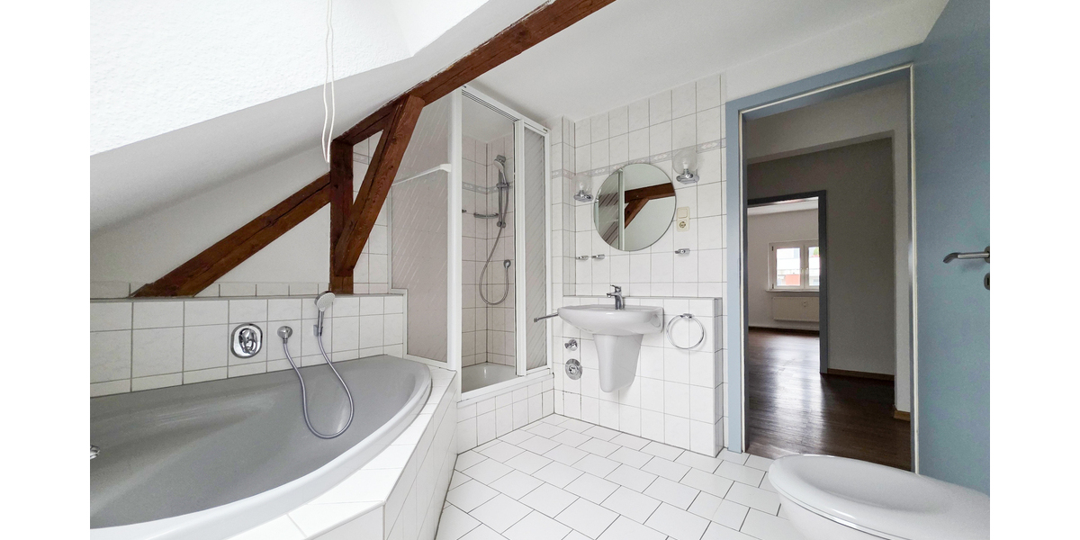 Eckbadewanne und Dusche - Tolle 3 Zimmer DG Wohnung mit Gartennutzung - Dachgeschoßwohnung Gera Ostviertel | Angebot:27365789