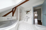 Eckbadewanne und Dusche - Tolle 3 Zimmer DG Wohnung mit Gartennutzung - Dachgeschoßwohnung Gera Ostviertel | Angebot:27365789