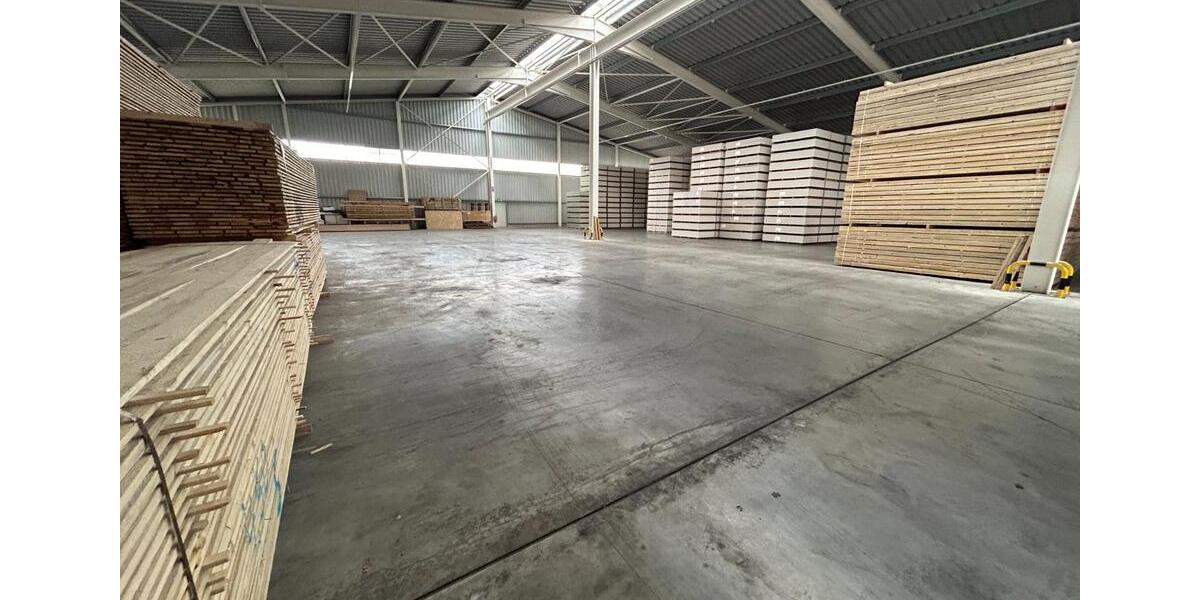 Hallenlagerfläche mit Be- und Entladeservice zimmer