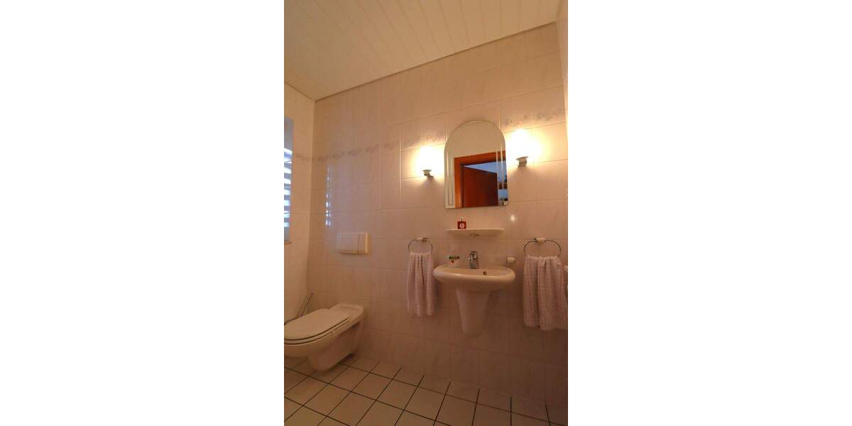 Großzügige 2,5 Zimmer Erdgeschosswohnung mit Wintergarten, Garage und Garten 2 zimmer