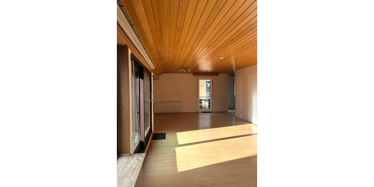 Dachgeschoßwohnung Villingen-Schwenningen Schwenningen - 3 Zimmer, 102 m&sup2;, 1.200&euro; | Angebot:25233030