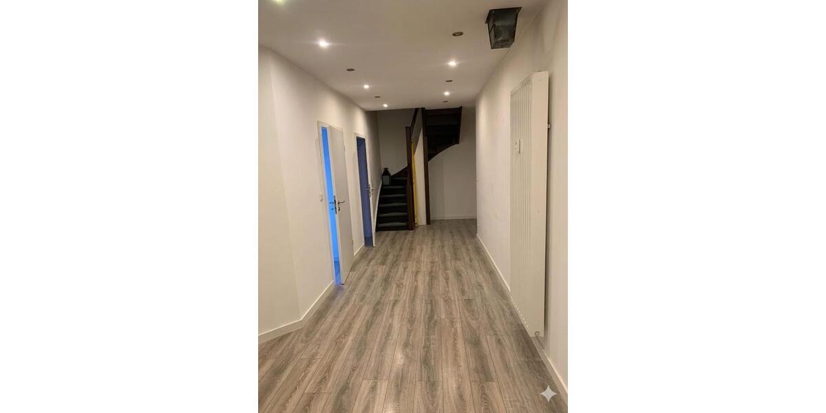 Dachgeschoßwohnung Werdau - 5 Zimmer, 145 m&sup2;, 1.200&euro; | Angebot:25965282