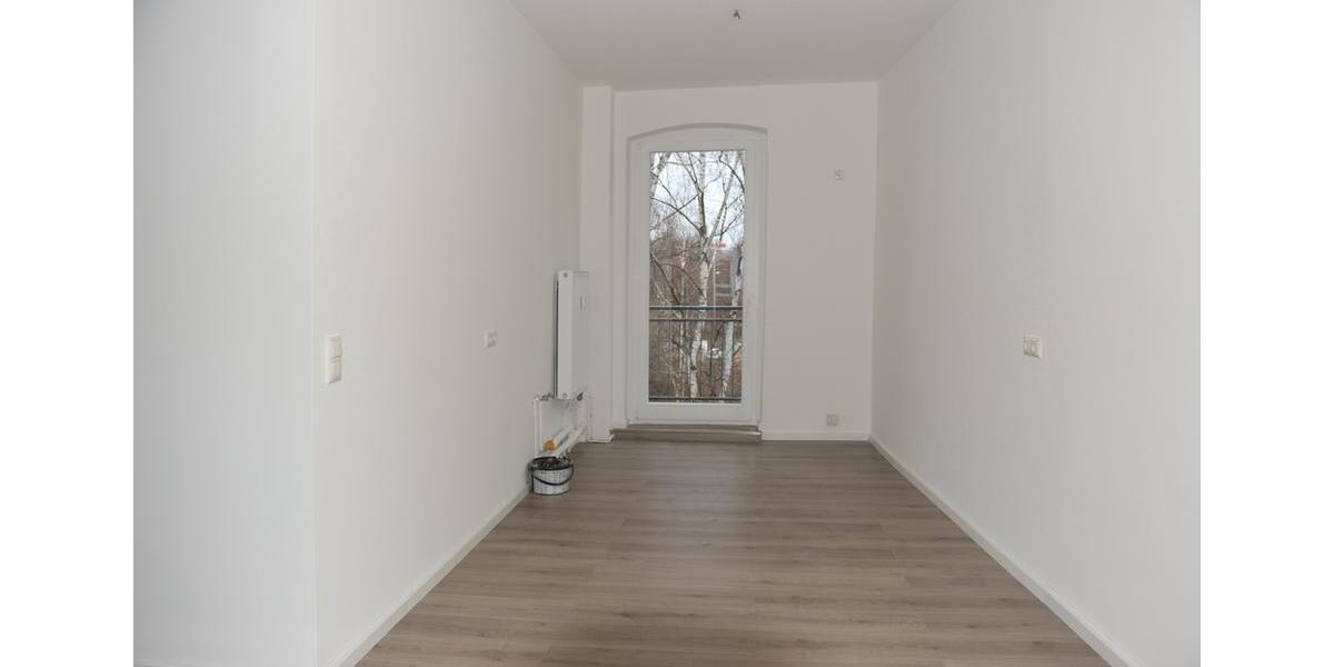 Sehr schöne Wohnung mit großem Balkon, 1.OG, frisch für Sie saniert 2 zimmer