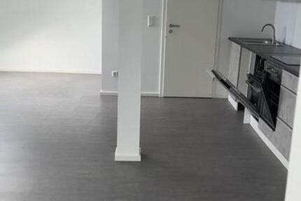 Helle 1-Zimmer-Dachwohnung mit EBK in Toplage (Rohrbach Markt) zimmer