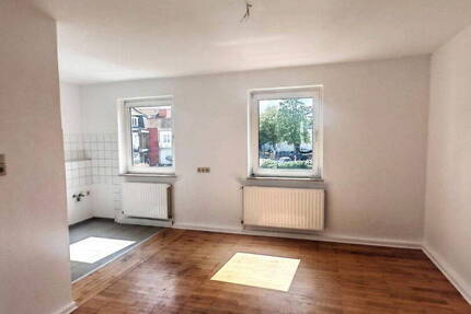 Teilrenovierte helle 4 Zimmer Wohnung