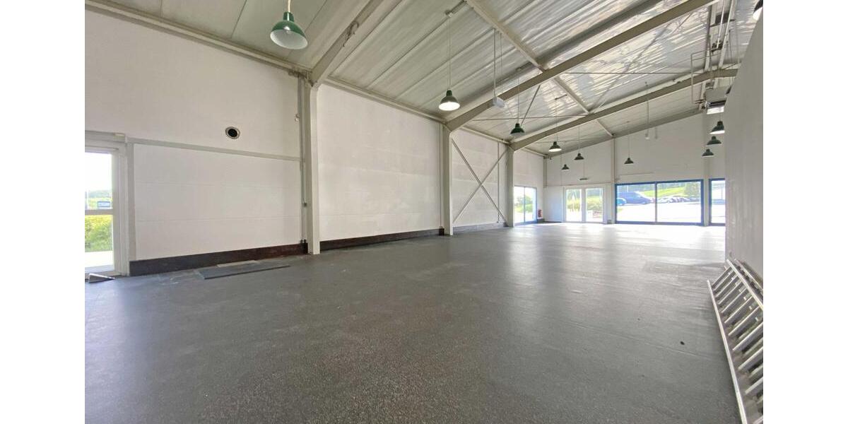 Vielseitige Gewerbehalle – ideal für Handel, Studio oder Lager zimmer