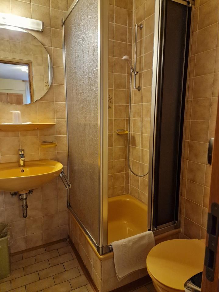 Zimmer mit Bad in 70327 Stuttgart-Untertürkheim