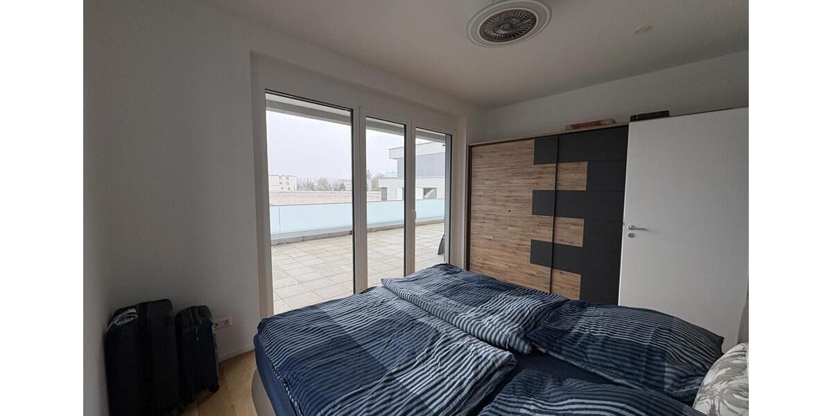 Top gelegene Penthouse-Wohnung mit Balkon und Einbauküche 3 zimmer