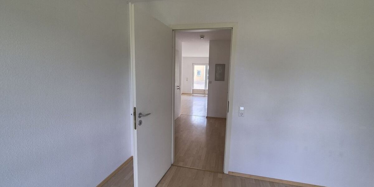 Grüne Aussichten inklusive! Helle 2-Zimmer-Wohnung mit Balkon - Etagenwohnung Chemnitz Ebersdorf | Angebot:27023731