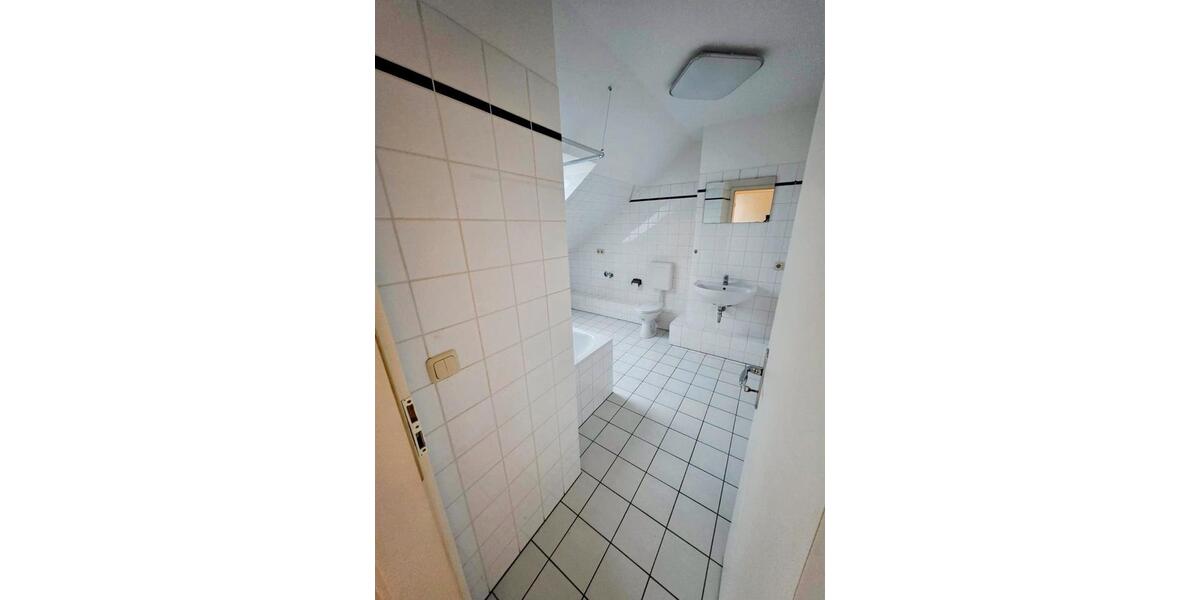 Dachgeschoßwohnung Schwerin - 3 Zimmer, 67 m&sup2;, 668&euro; | Angebot:26131823