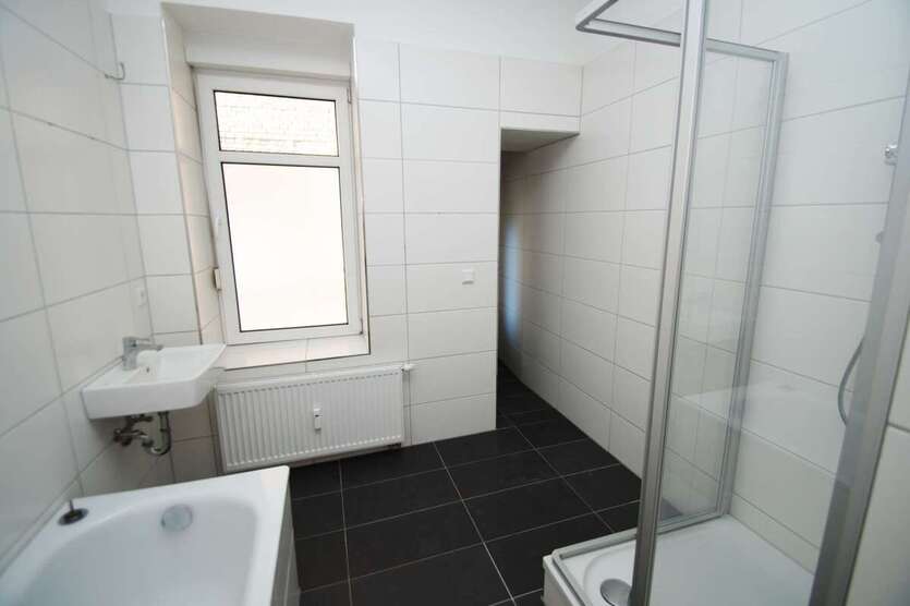 kleine 4-Zi-Whg mit BALKON- Laminat, separate Küche, Wanne+Dusche 4 zimmer