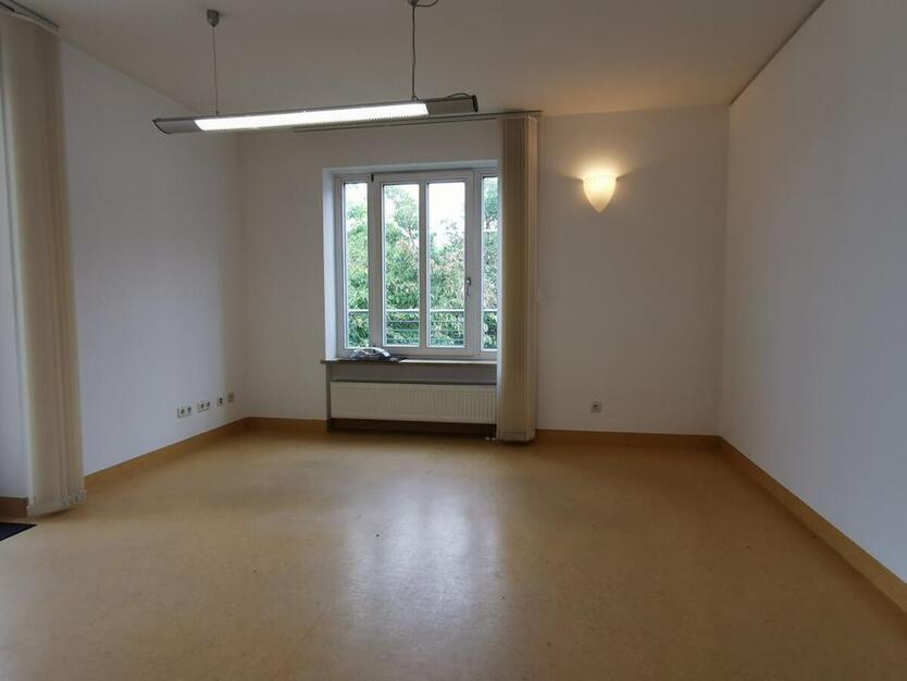 Stadt Landau: Hochwertige Büroflächen m. Lift, zentrale Lage mit guter Sichtbarkeit u. gr. Parkplatz