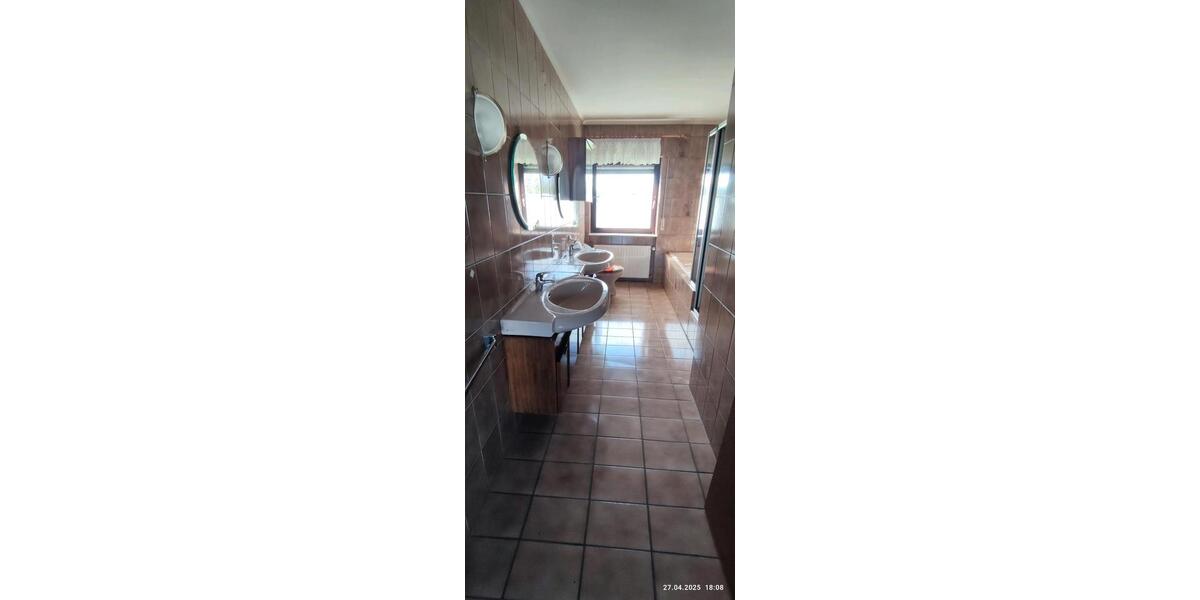 Etagenwohnung Windeck - 4 Zimmer, 150 m&sup2;, 1.100&euro; | Angebot:25239874