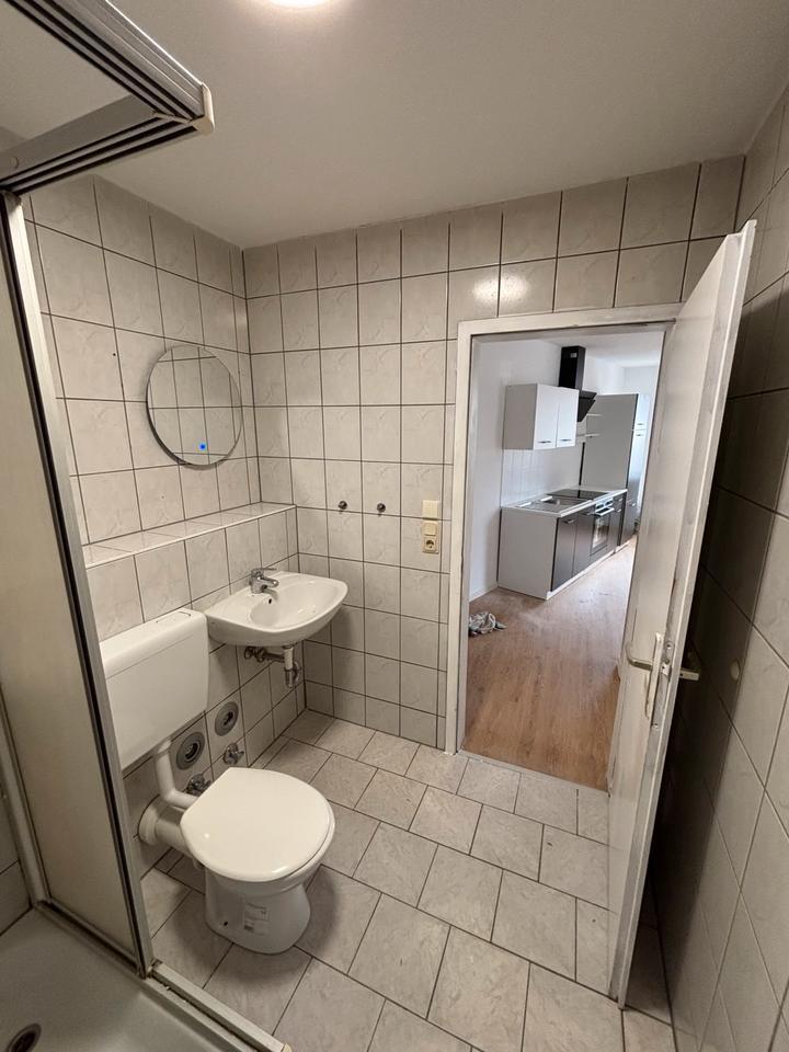 Erstbezug frisch renoviert 1 ZKB Küche Stellplatz Keller