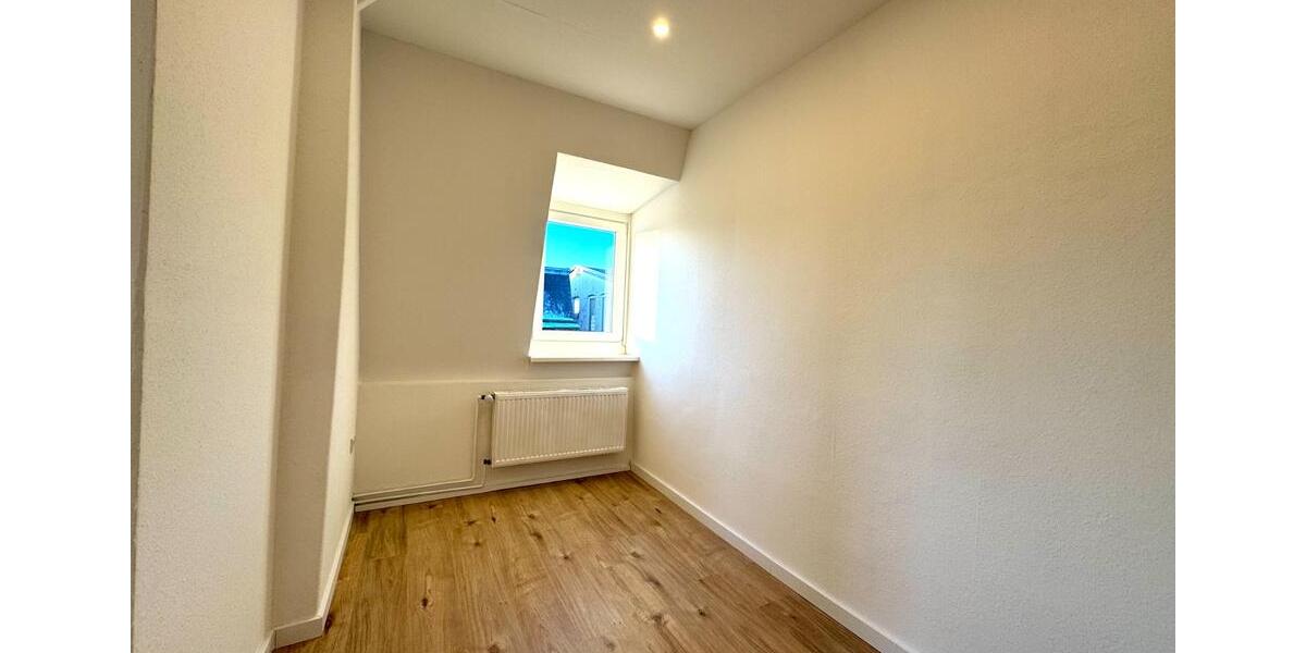 Neu sanierte Dachgeschosswohnung mit Einbauküche 1.5 zimmer